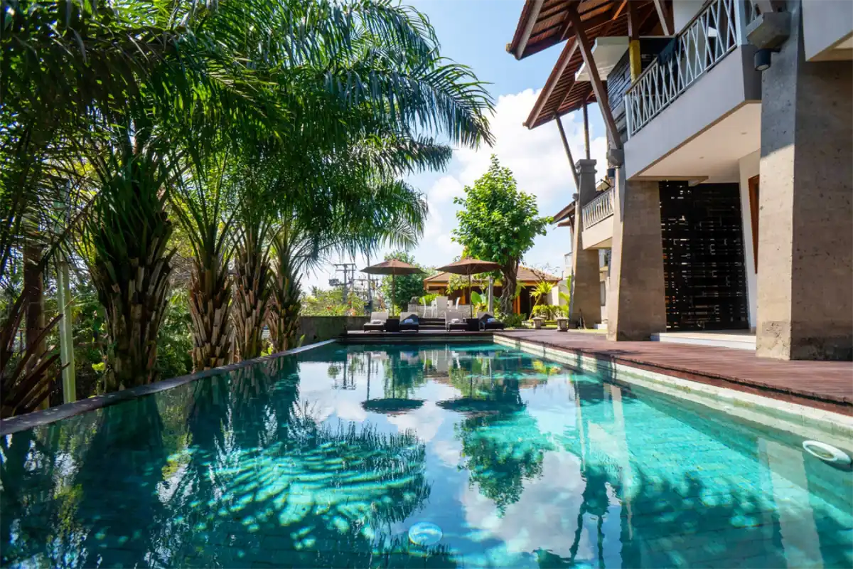 Djabu Echo Beach's pool villa and garden area in Canggu