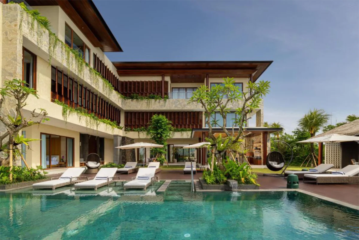 Exterior view of Cloud Nine Ungasan featuring the private outdoor swimming pool, sun loungers, and 5-bedroom villa setup set on 1,600 sqm.
